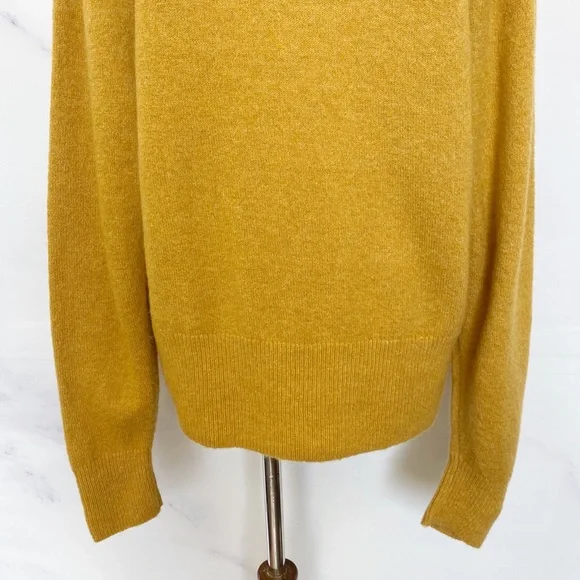 SOLD Madewell Westgate V-Neck Sweater in Coziest Yarn - Picture 10 of 14
